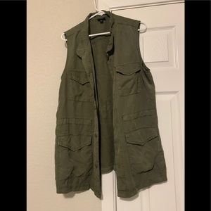 Green utility vest with pockets